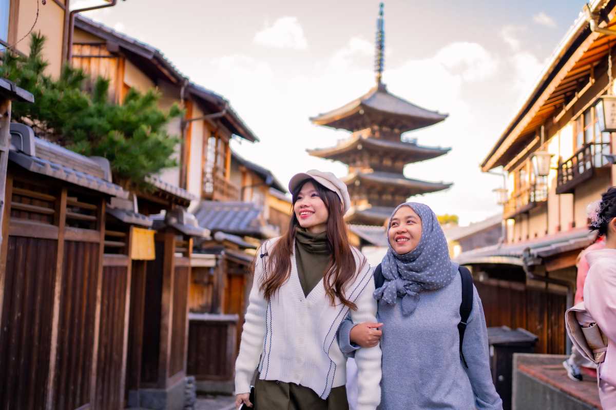 How to Avoid Tourist Traps and Travel Like a Local